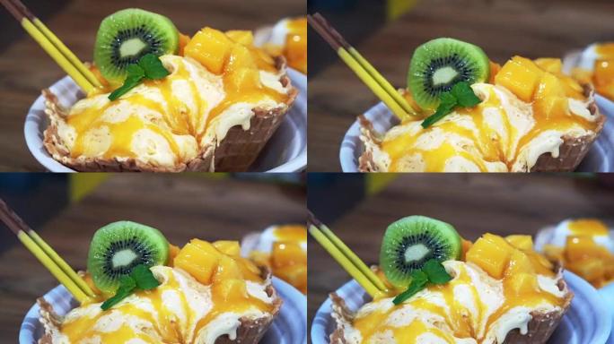 著名的芒果刨冰配冰淇淋和蛋羹。热带水果冷甜