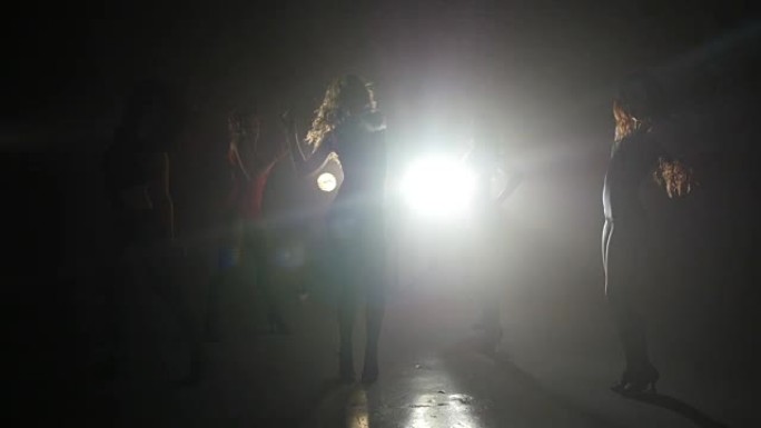 五个女孩在灯光下热情地跳舞