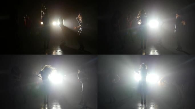 五个女孩在灯光下热情地跳舞