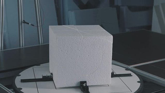 泡沫塑料装饰。用泡沫塑料创造体积风景