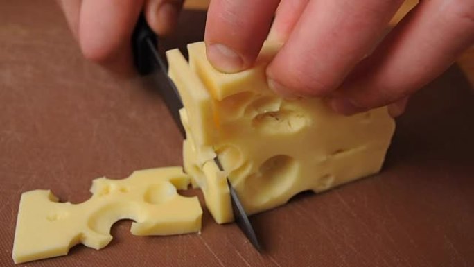 将奶酪切成小块特写