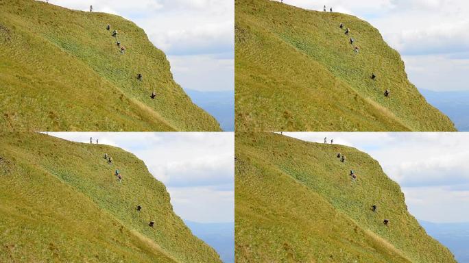 背着背囊的人在乌克兰喀尔巴阡山脉爬山