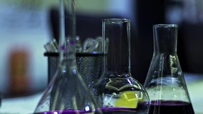 玻璃烧瓶中的液体试剂紫色。化学研究