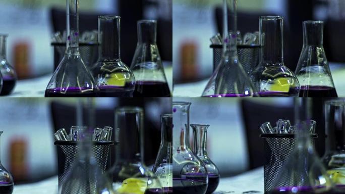 玻璃烧瓶中的液体试剂紫色。化学研究