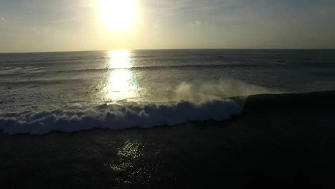 夕阳下的巨浪破裂 (印度尼西亚巴厘岛)