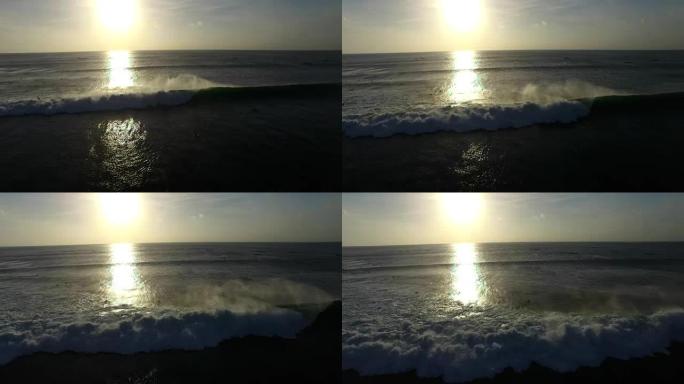 夕阳下的巨浪破裂 (印度尼西亚巴厘岛)