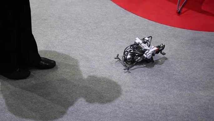 地板上的玩具机器人