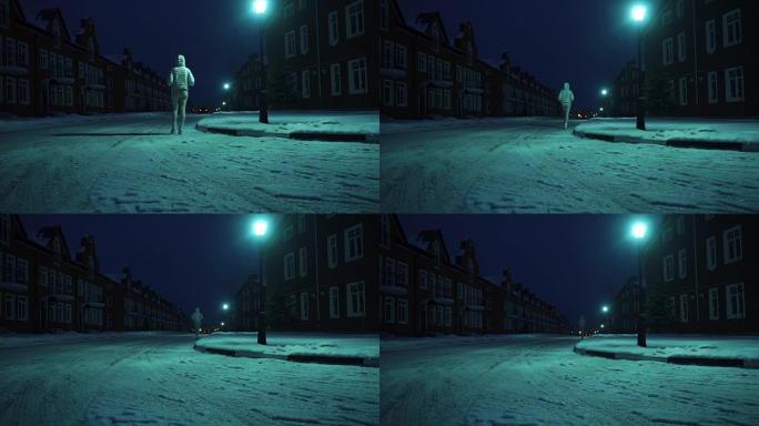 穿着银色冬季夹克的孤独女孩晚上在居民区的雪地上行走