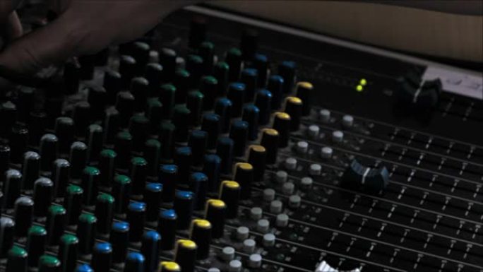 Soundman使用老化的混音器控制台