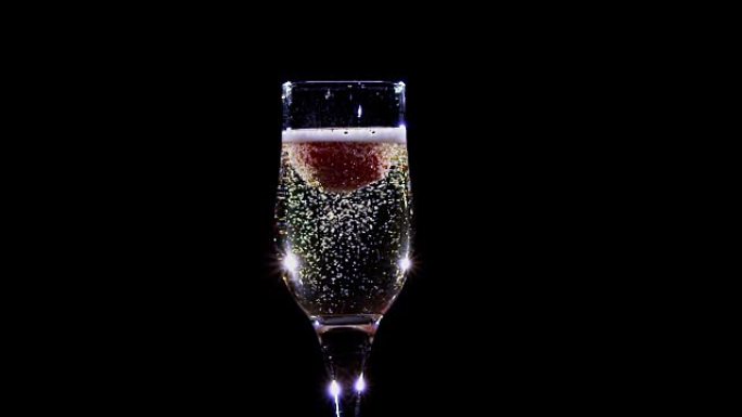玻璃草莓，香槟葡萄酒覆盖气泡。慢动作
