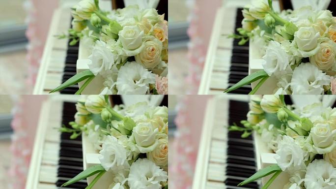 白色古老美丽的钢琴和白色玫瑰花束专注于花朵
