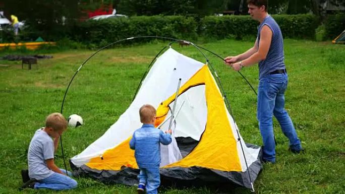 一个有孩子聚集帐篷的男人