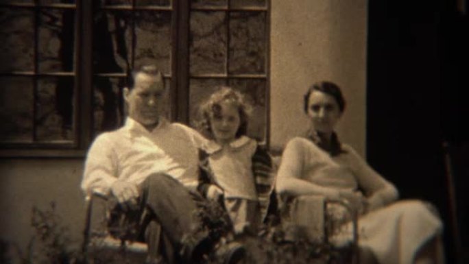 1937: 严厉的微笑的父亲，卷发的女儿和胆小的母亲。