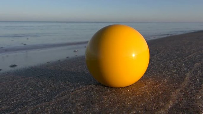 夏季度假海滩上的黄色台球