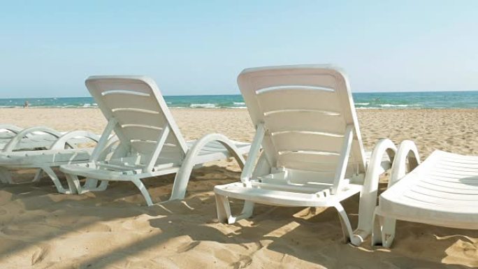 海边或海边的白色沙滩椅或床