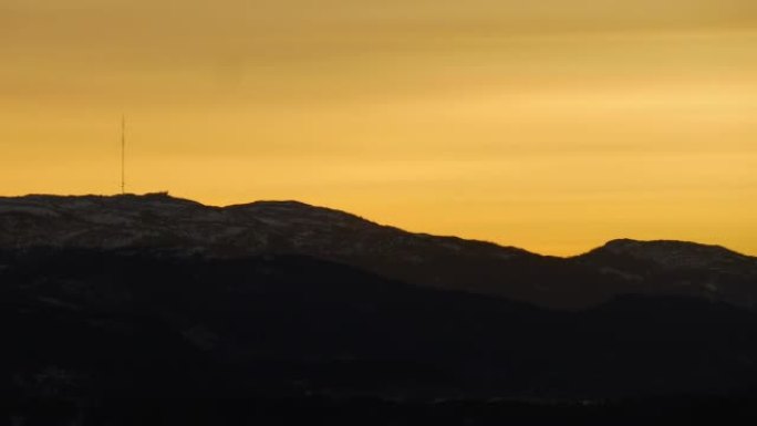 挪威北部山区的魔法时刻日落之光