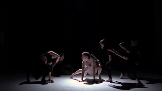 开始五位舞者在黑色，阴影，慢动作上的当代舞蹈表演