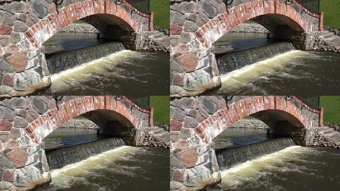 复古红砖石拱门瀑布流水