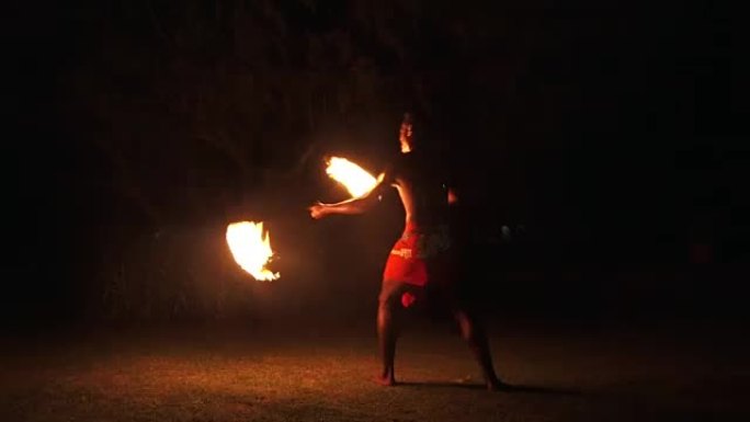 在一场火舞中，斐济土著男子
