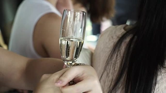 婚礼招待会上手捧香槟喝香槟