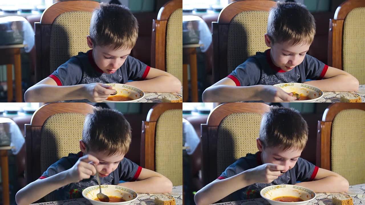 吃饭时冒犯了小男孩，午餐时喝汤