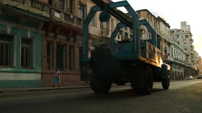 老式卡车在哈瓦那老街上行驶