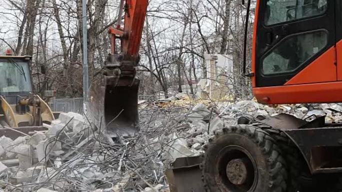 挖掘机机械正在拆除老房子。俄罗斯莫斯科