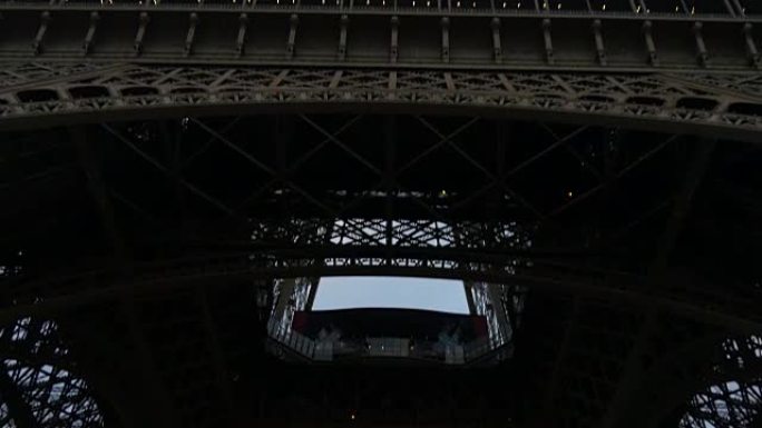 法国日落天空巴黎市埃菲尔铁塔售票点拥挤全景4k