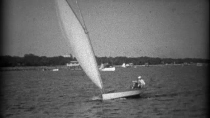 1934: 小帆船带2名乘客穿越温柔的海湾水域。