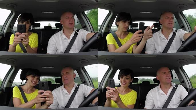 夫妇在车里微笑着用智能手机玩口袋妖怪围棋