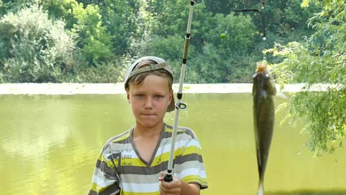 年轻的高加索男孩，有钓鱼竿和鱼