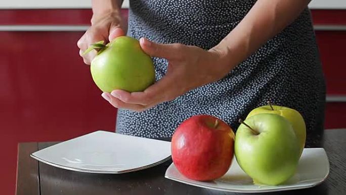 特写年轻家庭主妇去苹果皮。