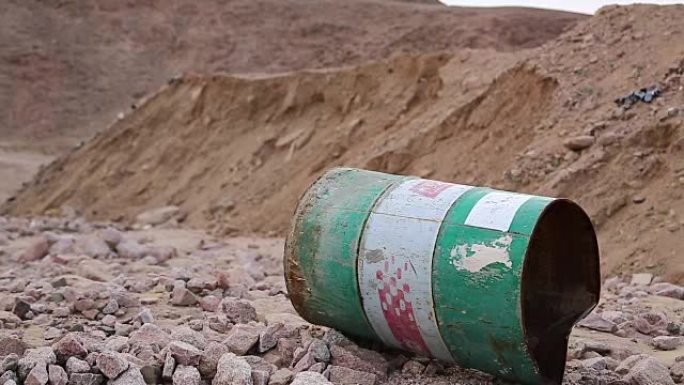 铁桶躺在约旦亚喀巴的石质地面上