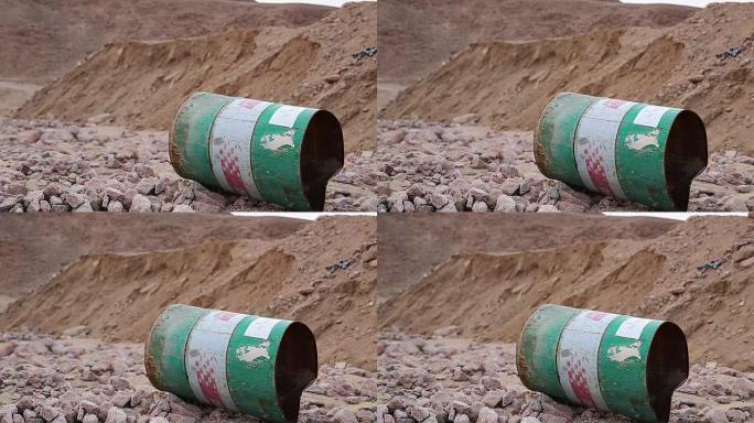 铁桶躺在约旦亚喀巴的石质地面上