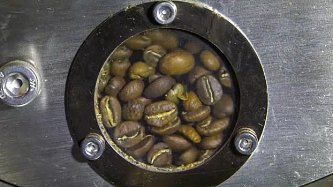 在金属桶中烘烤的咖啡豆