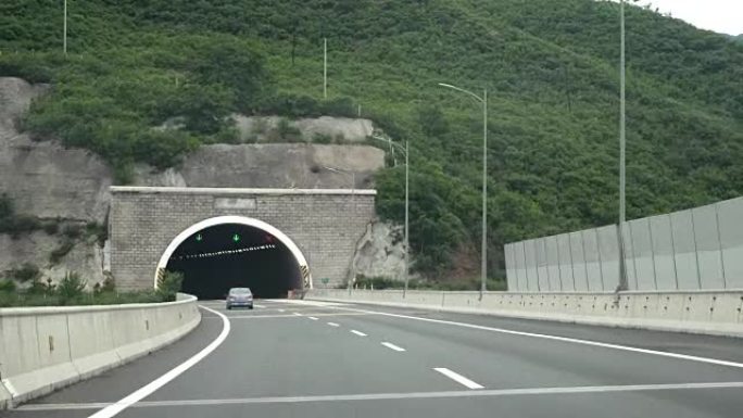 穿过隧道，然后走