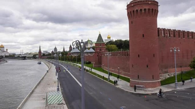 城市马拉松运动员对抗俄罗斯地标-莫斯科克里姆林宫。全高清延时