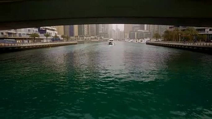 迪拜码头漂浮船后面的桥下摄像机的跨度
