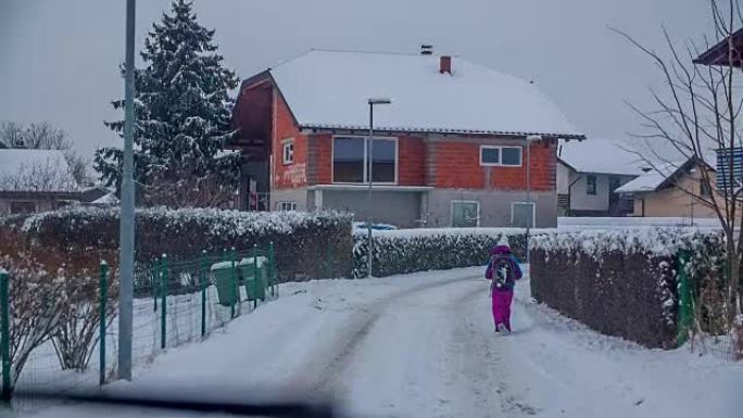 开车追赶一个冬天要上学的孩子