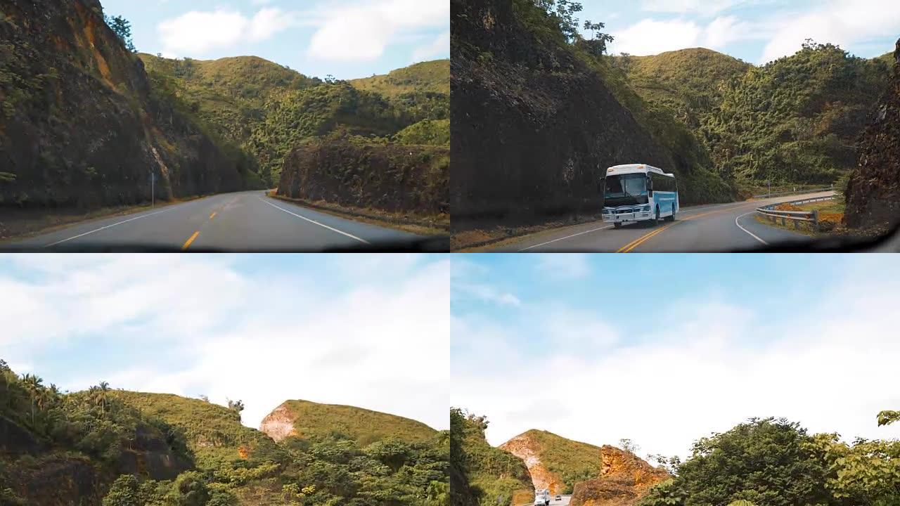 多米尼加共和国普拉塔港柏油路旁行驶的汽车视图