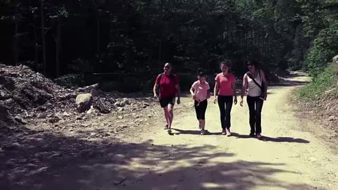 家庭在森林乡村公路上徒步旅行，4k steadicam徒步旅行拍摄