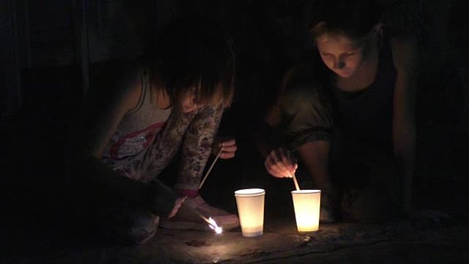 两个女孩烧蜡烛玩火
