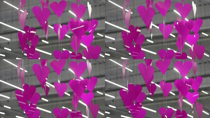 购物中心天花板下许多粉红色的心和圆圈