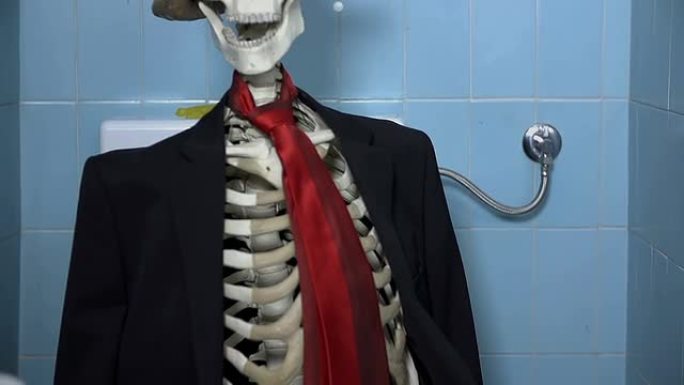 在厕所里照顾他的需要的骨骼的近距离拍摄