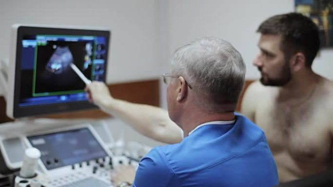 医生在超声设备屏幕上显示超声诊断结果