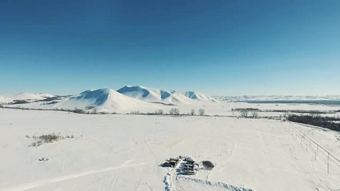 滑雪胜地对山脉和田野的空中拍摄。