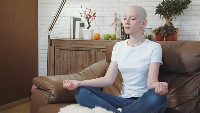 癌症患者妇女坐在沙发上冥想