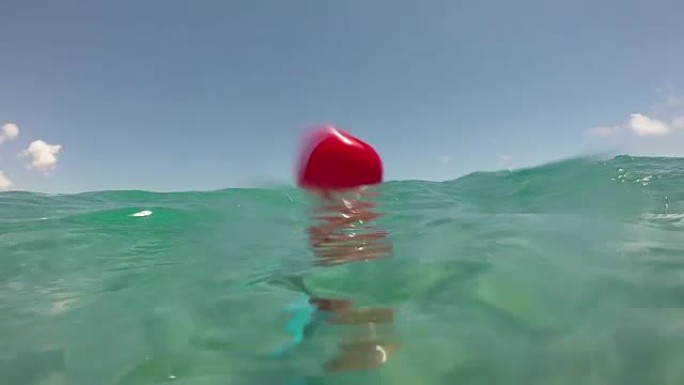 漂浮在海中的红色浮标