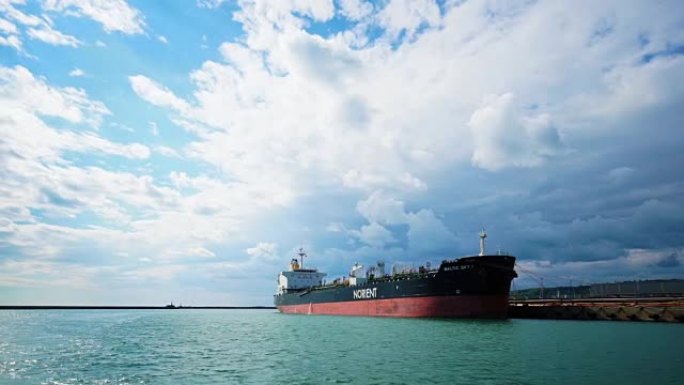 俄罗斯联邦图阿普塞2016年6月30日: 油轮 “波罗的海天空一号” 正在海上石油码头装货