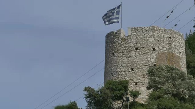 希腊中世纪的塔和旗